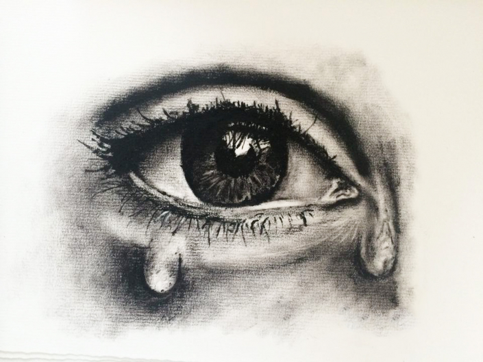 Ein Auge mit Kohle gezeichnet