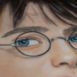 Portrait von Harry Potter mit Pastellkreide und Buntstift