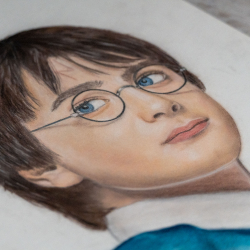 Portrait von Harry Potter mit Pastellkreide und Buntstift
